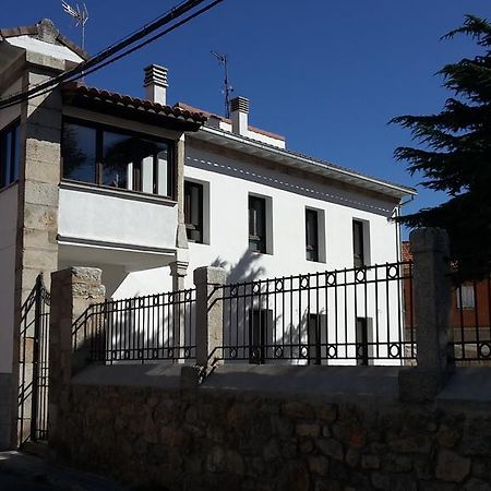 Casa Del Cura Hotel Las Navas Del Marques Bagian luar foto