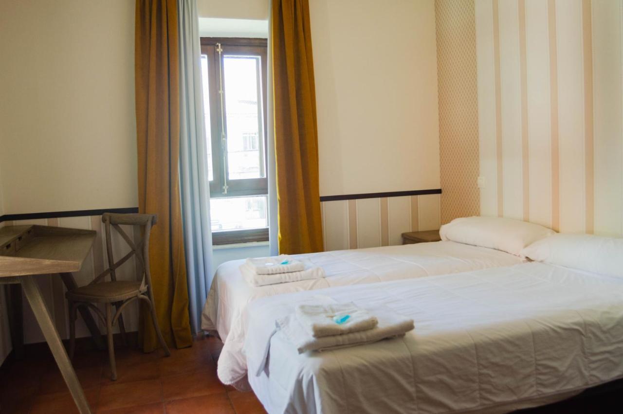 Casa Del Cura Hotel Las Navas Del Marques Bagian luar foto